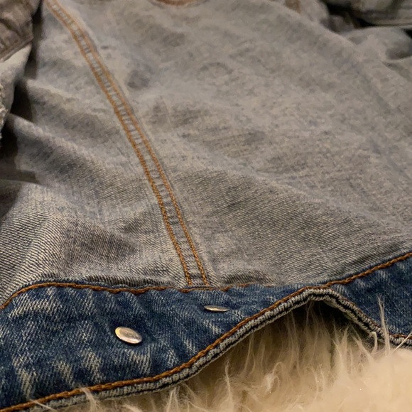 Levi’s Ladies Trucker Style Jean Jacket - Picture 10 of 12